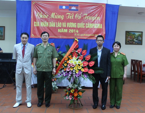 Thiếu tướng Bùi Minh Giám, Cục trưởng Cục Đào tạo tặng hoa và chúc mừng các học viên Lào và Campuchia nhân dịp Tết cổ truyền